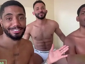 ELE SENTOU NO MEU PAU ENQUANTO CHUVAPA MEU AMIGO gay chinese spa porn