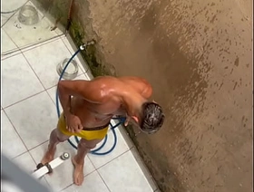 Novin dotado realiza fetiche de amigo em molhar cueca, mas foi filmado sem saber pelo amigo(COMPLETO NO RED) gay porn hot hairy