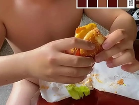 用食物汉堡包自慰射出后当成调味料吃掉 japan gay suit porn