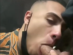 Novinho mamando pau grande em público - Gabriel Martins muscle gay porn hot