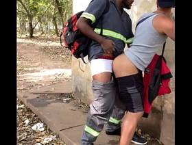 O TRABALHADOR SAIU DO SERVIÇO E DIRETO COMER BUNDA DE GAROTOS NO PARQUE video gay porn japan