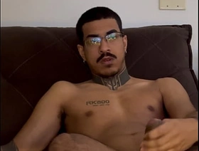 moreno pauzudo 24cm grosso socando uma punheta vendo porno ate gozar gostoso hot anime porn gay