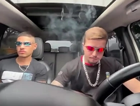 Peguei uma carona com um amigo e ele acabou me comendo no carro e gozando na minha cara. singapore gay porn x