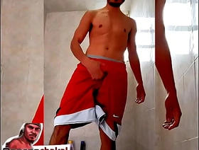 COMPA ME ACOMPAÑA AL BAÑO Y YO TERMINO MASTURBÁNDOME LA VERGA HASTA SACAR TODA LA LECHE FRENTE A ÉL hot bully gay porn