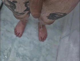 TOMANDO BANHO GOSTOSO, QUER SE JUNTAR? mature hot gay porn