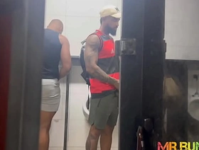 FAZENDO #BANHEIRÃO NA RODOVIÁRIA.  TESÃO E ADRENALINA A MIL. japan scat gay porn