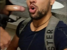 Mamador de boca nas picas desses machos no banheiro do metrô hot men gay porn