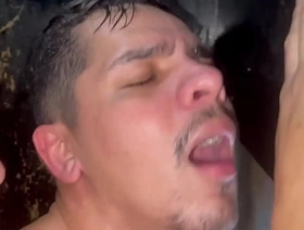 BRANCO CONHECE AMANTES GAYS EM UM GLORY HOLE EM UMA FODA BAREBACK - COMPLETO NO RED red hot gay porn