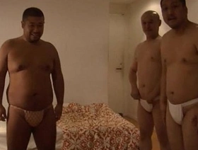 ä¸‰äººã®ãƒãƒƒãƒãƒ£ãƒªãƒ›ãƒ¢è¦ªçˆ¶ãŒè¤Œã‚’ã—ã‚ç”·ã®ä½“ã‚’å‘³ã‚ã„ã¤ãã™ï¼[ãƒ•ãƒ³ãƒ‰ã‚·ã€€ japan sample gay porn