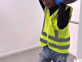 fui entregar água na casa execute viadinho, Me deu mole, já aproveitei pra comer o rabão dele hot dad gay porn