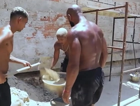 Trabalhando na obra com um amigo e o encarregado tava todo cheio de graça. Safado pra pagar nossa diária exigiu que a gente fudesse ele. chinese bath house gay porn