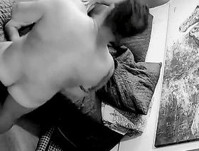 Câmera escondida com três caras excitados transando com intensidade no quarto do alojamento. hot korean gay porn