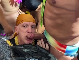 Alguém manda a localização dessa suruba, é uma dessas que eu estou precisando, machos da vida real. japan office gay porn