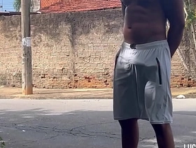 Fui dar um rolê sem cueca e ganhei mijão de macho no mato chinese and indian gay porn