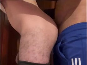 Mi classmate y yo nos quedamos solos en casa y esto es lo que pasó... japan gay bear porn