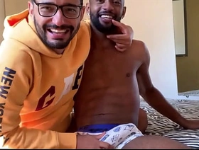 ESTOURANDO O CU DO MACHO QUE ME CHAMOU NO GRINDR. black gay porn hot