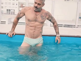 BRASILEIRO XL ENCONTRÉ EN LA PISCINA DE MÍ EDIFICIO UN Pop DELICIOSO Y ME DEJÓ SUS MECOS EN MI AGUJERO hot hairy indian gay porn