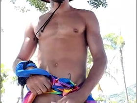 Passeio ao ar livre somente com a canga gay porn hot boys