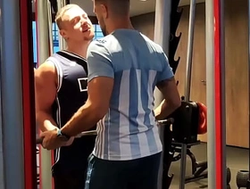 FOLLADA CON VECINO Me pidió ayuda en el gym y yo le pedí la leche!!! indonesia muscle jubilant porn