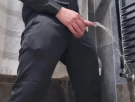 ARRAPATO E TREMENDAMENTE MOLTO SEXY undefined VESTITO ELEGANTE SI SEGA E SBORRA - CAZZO ENORME E PISCIATA DA URLO hot gay porn beard