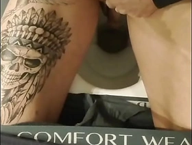 Je pisse en gros plans et je fais des gros proutes qui chlingues sur les chiottes, dad hot gay porn