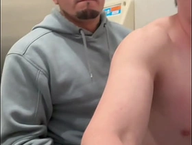 Cuando te das al empleado de la tienda, no mames delicioso cuando te atienden y después te la chupan chinese uncle delighted porn