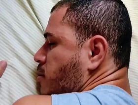 Passivo chorou e sofreu na rola do vizinho ate ficar arrombado, gemendo de prazer essa putinha. hot gay vr porn