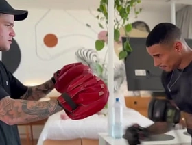 Classmate chamou pra treinar na casa dele, mas o cunhado dele estava lá e queria era dar pra nós dois. - Free hot threesome gay porn