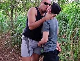 A primeira vez desses dois passivos gravando um pornô, safados aprenderam direitinho a domar cobra no mato. gay porn in chinese