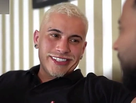 Contando pro meu p.r.i.m.o que tranzei com meu chefe. Ficamos com tesão e fizemos um troca troca gostoso. - Free porn gay japan massage