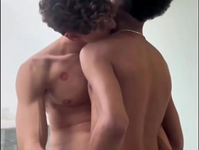 Chamei o colega da faculdade pra vir fazer um trabalho em casa, mas o puto queria era fuder. hot joyful kiss porn