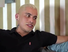 Contando pro meu p.r.i.m.o que tranzei com meu chefe. Ficamos com tesão e fizemos um troca troca gostoso. - Completo hot gay fetish porn