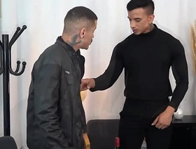 De bobeira na rua, um gringo me chamou pra tomar um vinho no AP dele. Gozamos gostoso. korean jerk off gay porn