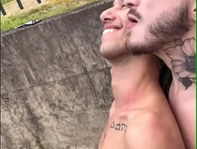 Novinhos fudendo na trilha em público enquanto o trem passa gay porn thai hot