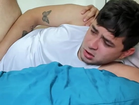 Padrastro confunde accidentalmente a su hijastro dejando su culo abierto y lleno de un montón de creampie hot pop porn gay