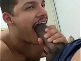 25cm bem GROSSO do Negão, me colocou pra mamar e pra sentar quase não aguento muscle gay hot porn