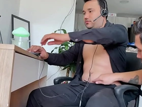 No me puedo resistir y le entrego mi culo a mi padrastro mientras está trabajando y estamos solos korean cheerful man porn