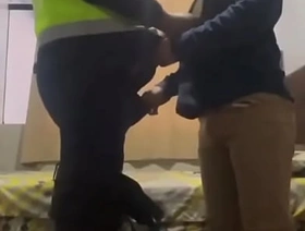 Jovencito es encontrado por un policía haciendo cruising, el joven lo coquetea y lo invita a coger pero el poli mejor pre... chinese careless movie porn