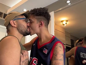 SAFADO VEIO FUDER COMIGO E ENCHI O CUZINHO DE LEITE hot indian gay porn new