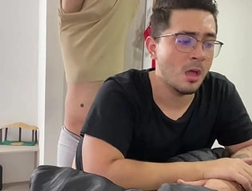 Desconocido sube a mi moto, lo llevo a su casa y me paga el viaje con su gran culo enticing gay porn asia