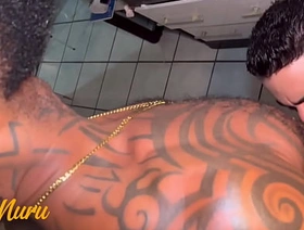 NERD NA AULA PRÁTICA DE SEXO COM O PRETINHO friendly hot men gay porn