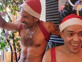 AMIGO SECRETO DE CÚ É RÔLA . SURUBA BAREBACK COM PAPAI NOEL gay sex porn chinese
