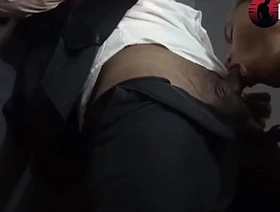 Homen de roupa social fudendo passivo na festa até leitar korean gay porn threesome