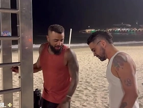 PEGANDO FERRO hot guys gay porn