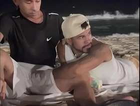 Mamou o novinho na praia em público ( Completo not any Red ) hot gay porn 2021