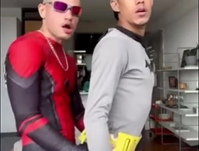 Tem dias que os heróis só querem se pegar e gozar. gay japan freeze porn