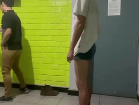 Maduro pide ayuda a recepción de su hospedaje por un problema técnico. El joven de Roomservice acude al llamado del hué... happy-go-lucky chinese scat porn