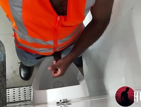 Fui usar o banheiro da academia e os bombados ficaram de olho gay porn hot abs