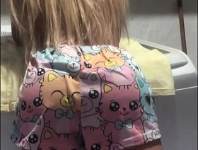 O olhar da porca velha e imunda em sua INTEADA jovem e safada ( Dealings TOY ) dad gay porn hot