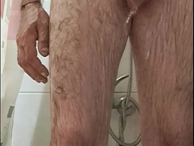 Me doy una ducha y me pongo cachondo tengo que hacerme una paja a esta gran polla asta correrme hot porn gay muscle